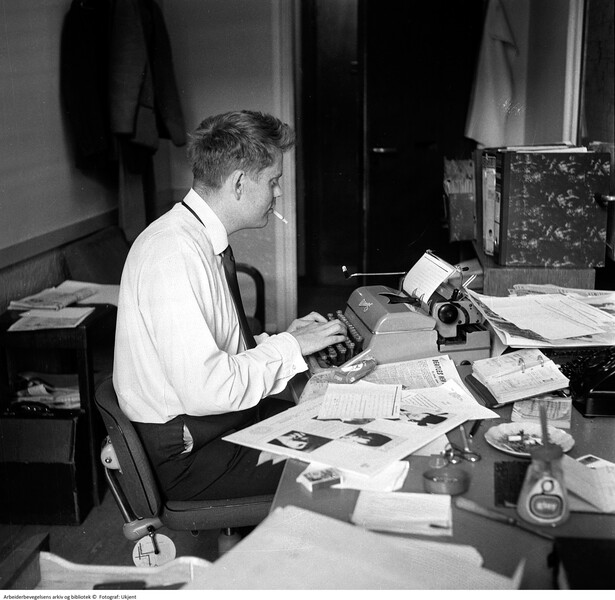 Fra Arbeiderbevegelsens arkiv og bibliotek.

Erik Heyerdahl på sitt kontor i Arbeiderbladet i 1965