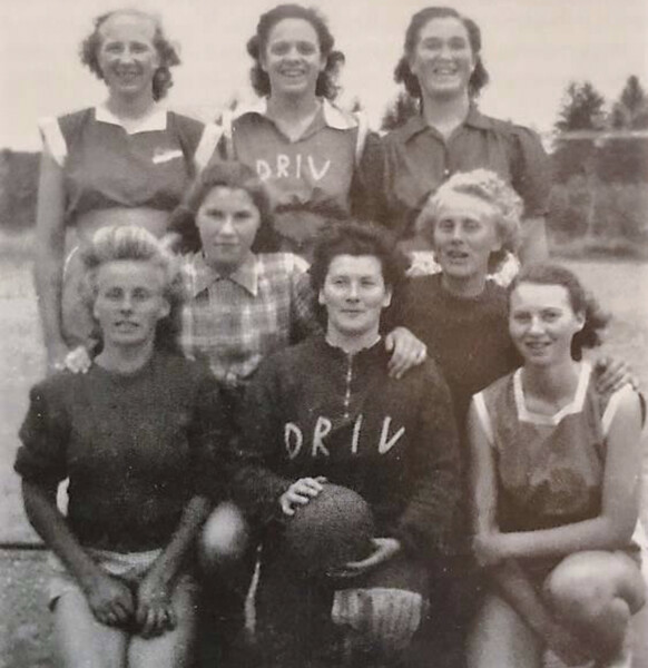 Marit bak fra venstre. DRIV’s hånball jenter. Fotografert tidlig 1950-tallet.